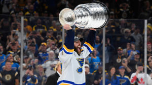 Alex Pietrangelo vet hur man vinner Stanley Cupen. Alex Pietrangelo lyfter bucklan.