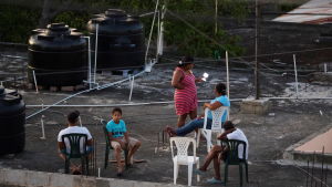 Umgänge på taket under karantän. Santo Domingo, Dominikanska republiken 18.4.2020 Umgänge på taket under karantän. Santo Domingo, Dominikanska republiken 18.4.2020