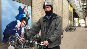 Ripa Koskelainen använder aldrig Mannerheimgatans bro som cyklist. En man som håller i sin cykel.