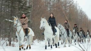 Kim Jong-Un på ridtur i vintras tillsammans med sin fru Ri Sol-Ju och systern Kim Yo-Jong Kim Jong-Un på ridtur i vintras tillsammans med sin fru Ri Sol-Ju och systern Kim Yo-Jong