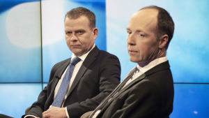 Orpo och Halla-aho i diskussionsprogrammet A-studio förra året. Båda partiordförandena är missnöjda med EU-ledarnas kompromiss. Petteri Orpo och Jussi Halla-aho.