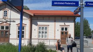 Margareta Kultalahti och Juri Mäenpää. Två personer framför Jakobstad-Pedersöre tågstation.