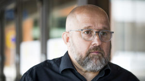 Heikki Mäki hoppas att kunderna vill göra rätt. Porträttbild på Heikki Mäki vid Regionförvaltningsverket.