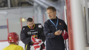 Jokeritlotsen Lauri Marjamäki håller i trådarna under ett träningspass. Marjamäki piirtää fläppitauluun.