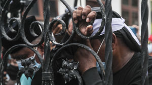 Anghängare till Najib hade samlats utanför domstolen och många av dem var olyckliga över att Najib fälldes på alla de nu aktuella punkterna och hotas av ett långt fängelsestraff. Anghängare till Najib hade samlats utanför domstolen och många av dem var olyckliga över att Najib fälldes på alla de nu aktuella punkerna och hotas av ett långt fängelsestraff.