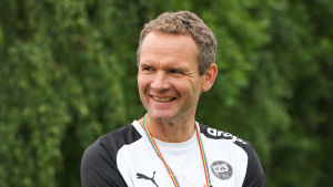 Jonatan Johansson. Jonatan Johansson, fotbollstränare för TPS herrlag, står och ler med