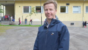 Pappa Fredrik Forsström tycker det är kul för barnen att få träffa sina skolkamrater. Fredrik Forsström utanför Kyrkfjärdens skola i Ingå.