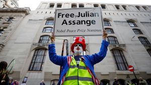 Demonstration till stöd för Julian Assange utanför domstolsbyggnaden Old Bailey i London 7.9.2020. Demonstration till stöd för Julian Assange utanför domstolsbyggnaden Old Bailey i London 7.9.2020