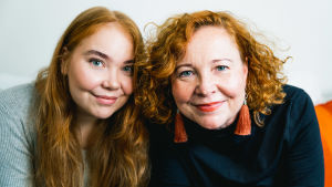 Det finns ett ämne som Vivi och Heidi inte vill podda om: sex. De vill inte veta detaljer om varandras sexliv. Heidi och Vivi småler mot kameran.