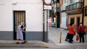 Kvinna sopar en gata i Fuenlabrada i Madridregionen 22.9.2020 Kvinna sopar en gatan i Fuenlabrada i Madridregionen 22.9.2020