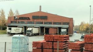 Fastigheten i Oravais är stor men brandsektionerad. Mirkas industrifastighet i Oravais.