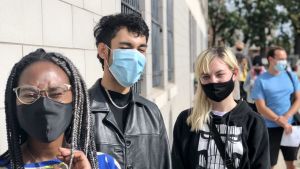 Anaje Brinkley (till vänster), Marquise Cruz och Emily Menta stod i kön för att förhandsrösta i Philadelphia Väljare i Philadelphia utanför vallokal.