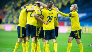Sverige tog första segern i Nations League. Svenska spelare firar.