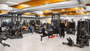 Sex gymbesökare tränade i gymmet i Nickby på fredag eftermiddag. Personer tränar i ett gym.