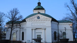 Hämeenlinnan kirkko iltavalaistuksessa.