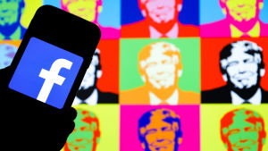 Facebook har varit en viktig kanal för Donald Trump, parallellt med Twitter. Facebooks logo och Donald Trump i bakgrunden.