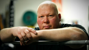 Ove Lehto har lämnat ett stort fotspår i finländsk och framför allt åländsk idrottshistoria. Och än är han inte klar. Styrkelyftaren Ove Lehto sitter och lutar sig mot en skivstång i gymmet.