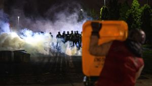Den här bilden togs utanför polisstationen i Minneapolis-förorten Brooklyn Center på söndag kväll, men liknande scener utspelades där också på måndag kväll, lokal tid. Den här bilden togs utanför polisstationen i Minneapolis-förorten Brooklyn Center på söndag kväll, men liknande scener utspelades där också på måndag kväll, lokal tid.