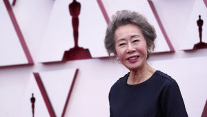 Youn Juh-jung som spelar mormor i filmen Minare vann pris för bästa kvinnliga biroll. Skådespelaren Youn Yuh-jung från Oscarsgalans röda mattan år 2021.