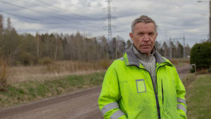 Erkki Raatikainen är nöjd med att vara Sibbobo i Myraskilen. En man står vid en väg.