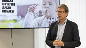 - När barnen leker så processerar de sin sjukdom, säger projektchef Pekka Lahdenne. En man med nament Pekka Lahdenne