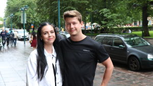 Felicia Sahrman och Freddy Kellerman tror båda att olyckor med elsparkcyklar beror på alltför höga hastigheter och avsaknad av hjälm. Felicia Sahrman och Freddy Kellerman står och håller om varandra på Esplanaden i Helsingfors. De är glada.
