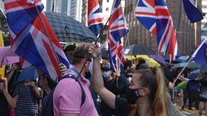Innan säkerhetslagen trädde i kraft var det vanligt att se demonstranter bära Storbritanniens eller USA:s flaggor. Nu skulle det vara dumdristigt att göra det. Demonstranter i Hongkong bär brittiska flaggor