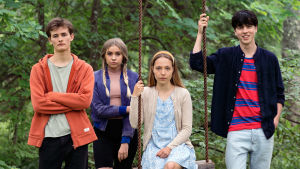 Roligt att åka på skribaläger en vecka? Nja, Panu (Bruno Baer), Jenna (Linnea Skog), Aliisa (Aamu Milonoff) och Sampo (Amos Brotherus) är inte helt ivriga. Skådespelarna Bruno Baer, Linnea Skog, Aamu Milonoff och Amos Brotherus står bredvid varandra och ser rakt in i kameran.