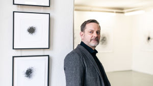 Peter Nynäs, dekanus vid FHPT. En man i medelåldern med grått skägg och brunt hår, iklädd grå kavaj.