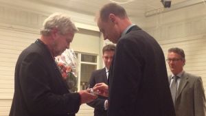 Medaljen överräcktes av stadsstyrelsens ordförande Anders Walls (SFP). I bakgrunden syns Thomas Blomqvist och Mikael Borgman. Anders Walls ger Raseborgsmedaljen till Mårten Johansson. I bakgrunden syns Thomas Blomqvist och Mikael Borgman.
