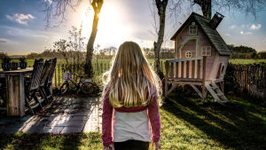 Barn kan stöta bort föräldrarna trots att de känner sig ensamma. Flicka på gård