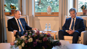 På arbetsmötet diskuterades bland annat läget i och över Östersjön. Rysslands president Vladimir Putin sitter inomhus på gullranda tillsammans med Finlands presdient Sauli Niinistö.