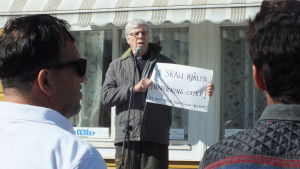 Kyrkoherde Johan Eklöf deltog i demonstrationen i Kristinestad.