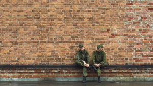 Joel och Jonathan delar samma dröm om att en dag få bli fredsbevarare. - Jag skulle inte åka för att det är farligt, jag skulle åka för att hjälpa människor, säger Jonathan. . Beväringar Joel Österholm, Jonathan Mattsson