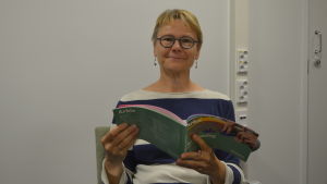 Rektor Moa Thors säger att en utmaning är att locka till sig nya målgrupper. En person läser en bok.