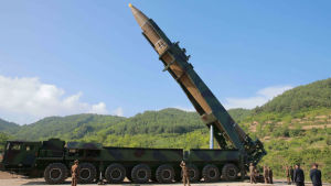 Nordkorea provsköt i juli den nya långdistansmissilen Hwasong-14 Nordkorea provsköt i Juli den nya långdistansmissilen Hwasong-14 som kan nå stora delar av västra USA