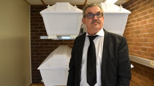 Begravningsentrepenör Lars Andersson säljer kistor i Broby Begravningsentrepenör Lars Andersson med vita kistor.