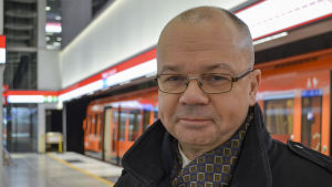 Tero Anttila på Hagalunds metrostation. Tero Anttila på Hagalunds metrostation