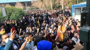 Protester har förekommit flera dagar i rad bland annat på universitetet i Teheran Demonstranter vid universitetet i Iran.