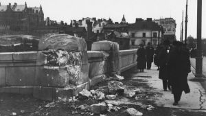 Förbipasserande inspekterar skadorna på Långa bron dagen efter striden mellan tyska trupper och rödgardister den 14 april 1918. Skador efter strider på Långa bron i Hagnäs 14 april 1918.