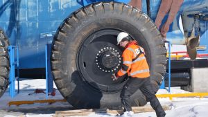 Ett av grensletruckens hjul kan bära en last som motsvarar en pansarvagn. Bild tagen från Valkom.