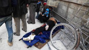 En skadad man som evakueras från Arbin i östra Ghouta. En skadad man som evakueras från Arbin i östra Ghouta.