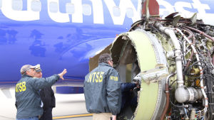 I USA exploderade motorn på ett Boeing 737-700 flygplan. En första inspektion av den trasiga flygplansmotorn på flygplatsen i Philadelphia.