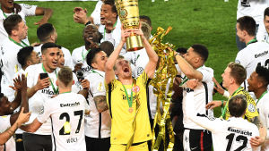 Lukas Hradecky avslutade sin sejour i Frankfurt med seger i tyska cupen. Lukas Hradecky lyfter den tyska cupbucklan.