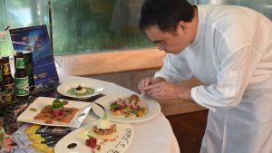 Köksmästaren Felly Chung ansvarar för samtliga fem restauranger på hotellet som han arbetar för. Nu tillredde han för första gången finska rätter. Köksmästaren Felly Chung ansvarar för samtliga fem restauranger på hotellet som han arbetar för. Nu tillredde han för första gången finska rätter.