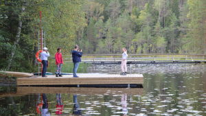 Många läsare tipsar om att gå ut i naturen för att fördriva tiden. Man får frisk luft på köpet! Besökare i Noux nationalpark på en brygga vid en sjö