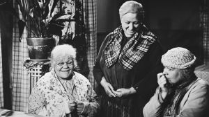Näyttelijät Elna Hellman, Rakel Laakso ja Elsa Turakainen Opri-elokuvassa vuonna 1954.