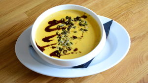 Rotsakssoppa fanns på menyn den första dagen med veganmat. Barnen lät sig väl smaka. Illustrerande arkivbild. Pumpasoppa med balsamico och pumpafrön.