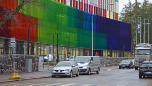 Nya barnsjukhuset. Nya barnsjukhuset i Helsingfors. Fasaden skiftar i rött grönt och blått.