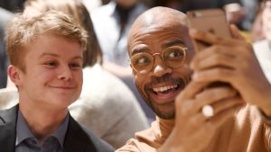 17-åriga Armin Kellomäki deltog i translagsevenemanget som riksdagsledamot Jani Toivola (Gröna) arrangerade. Armin Kellomäki och Jani Toivola (Grön) tar en selfie.